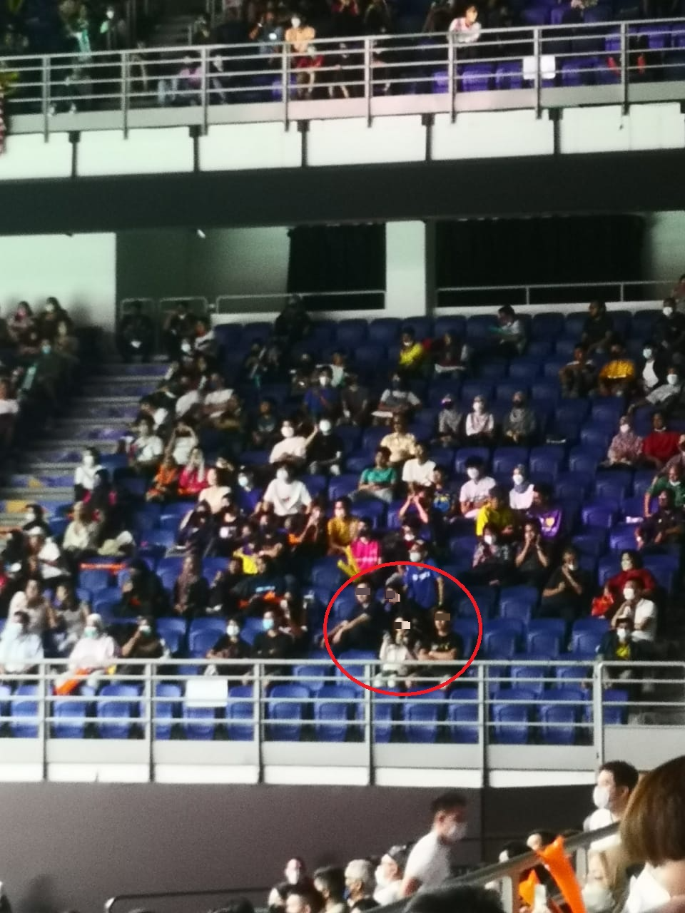 独家|不少球迷脱口罩看球！读者投诉：现场拥挤 看了都怕