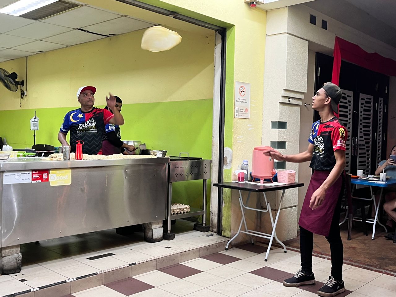 独家|煎饼飞砸顾客脸赔RM50  店者：“有顾客要我们砸他们脸”