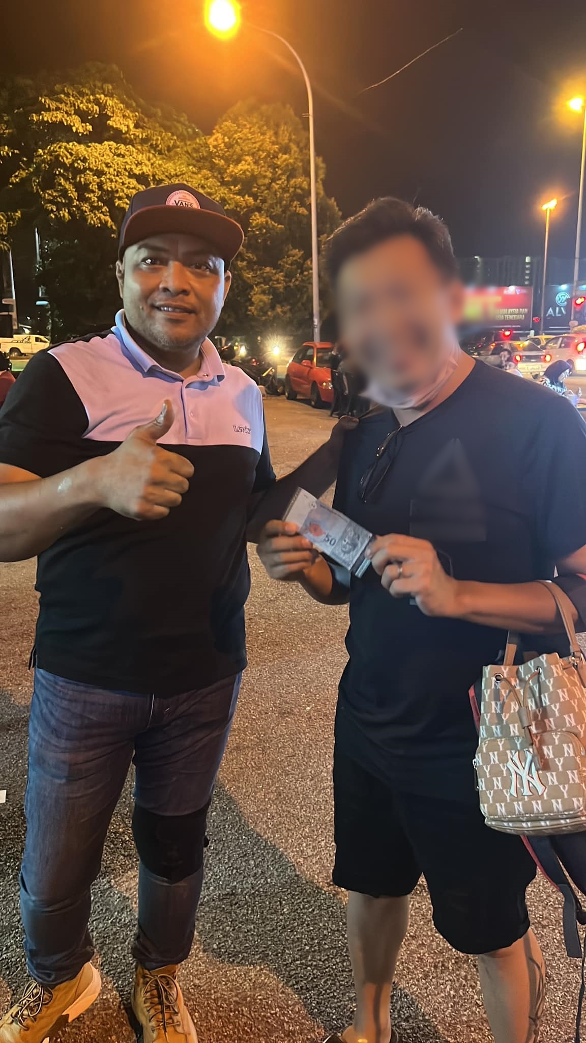 独家|煎饼飞砸顾客脸赔RM50  店者：“有顾客要我们砸他们脸”