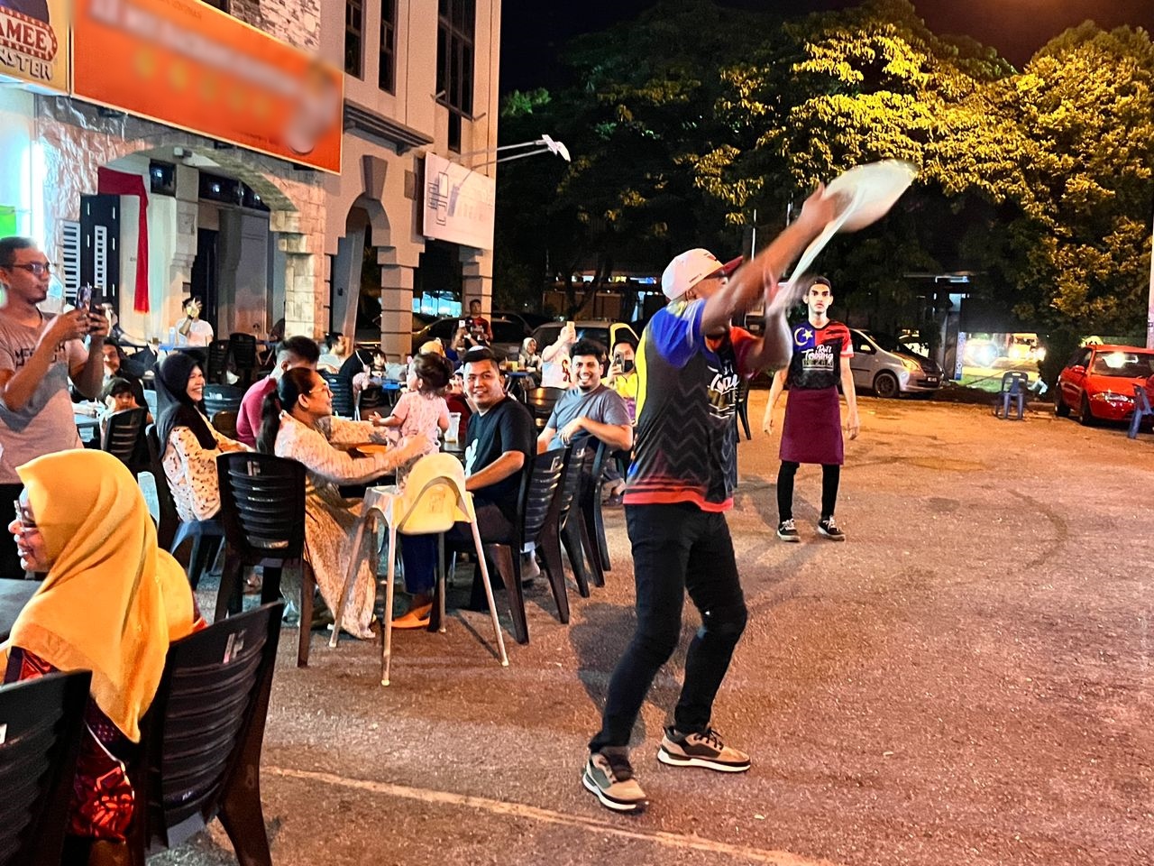 独家|煎饼飞砸顾客脸赔RM50 店者:“有顾客要我们砸他们脸”