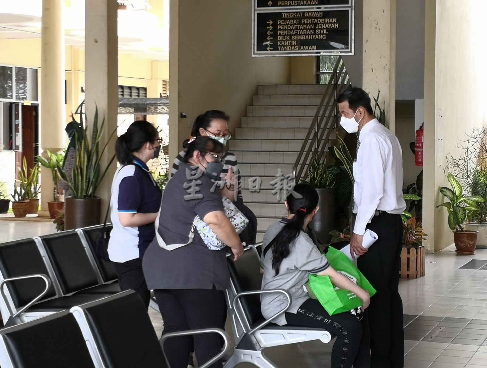 独家|牧师借治病奸少女 受害者母纵容同被控