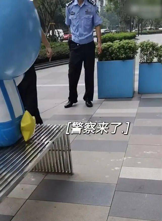 王俊凯父母奶茶店遭砸   惊动警察捉人