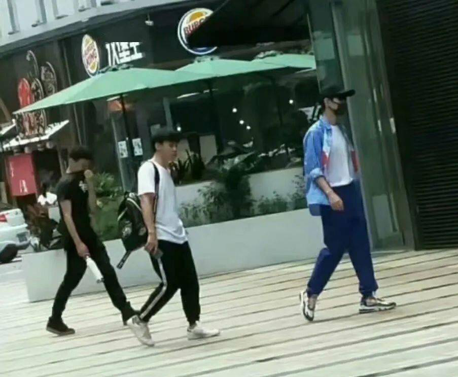 王俊凯父母奶茶店遭砸   惊动警察捉人