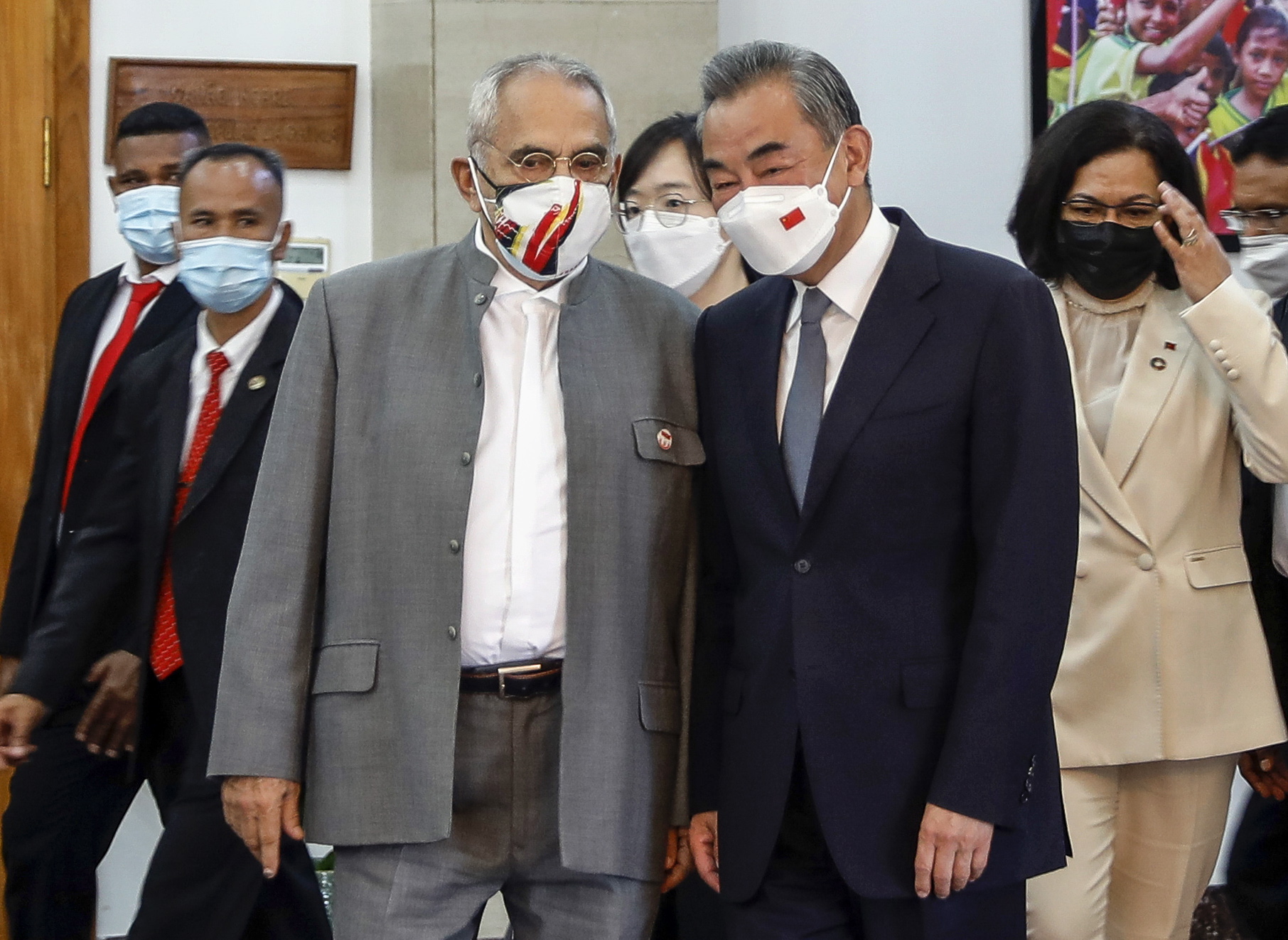 王毅否认签地区安全协议  “中到南太修路架桥 非驻军”