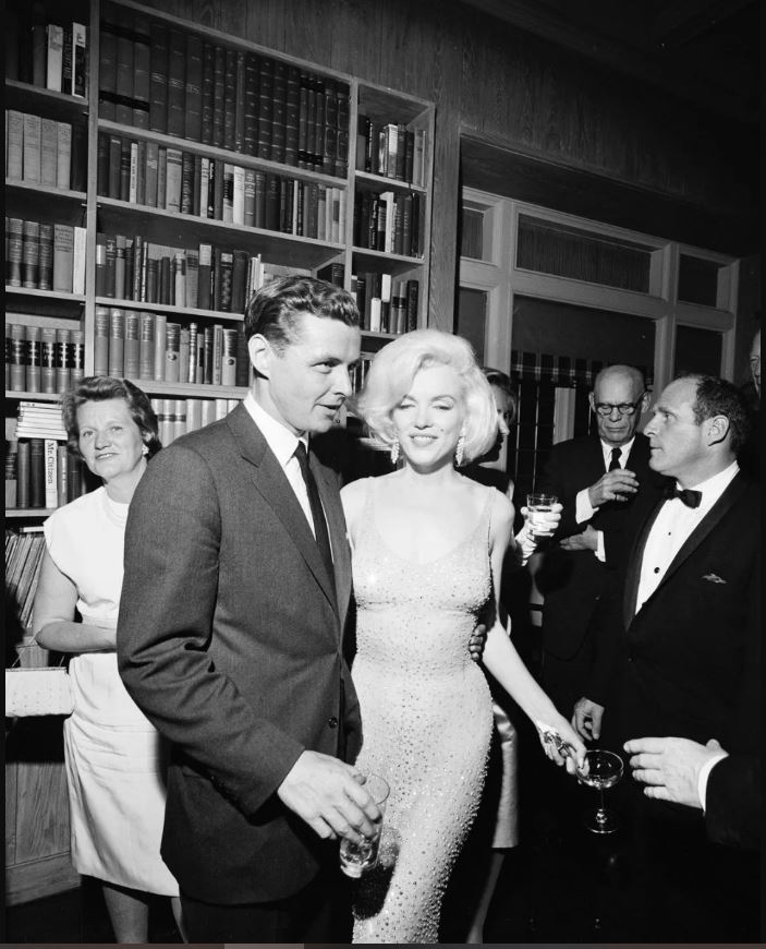 玛丽莲梦露经典晚礼服  被金卡黛珊巨臀撑坏了