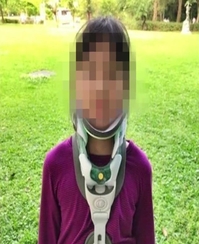 玩“老师说”女童被压伤颈椎 英籍女老师判监2月