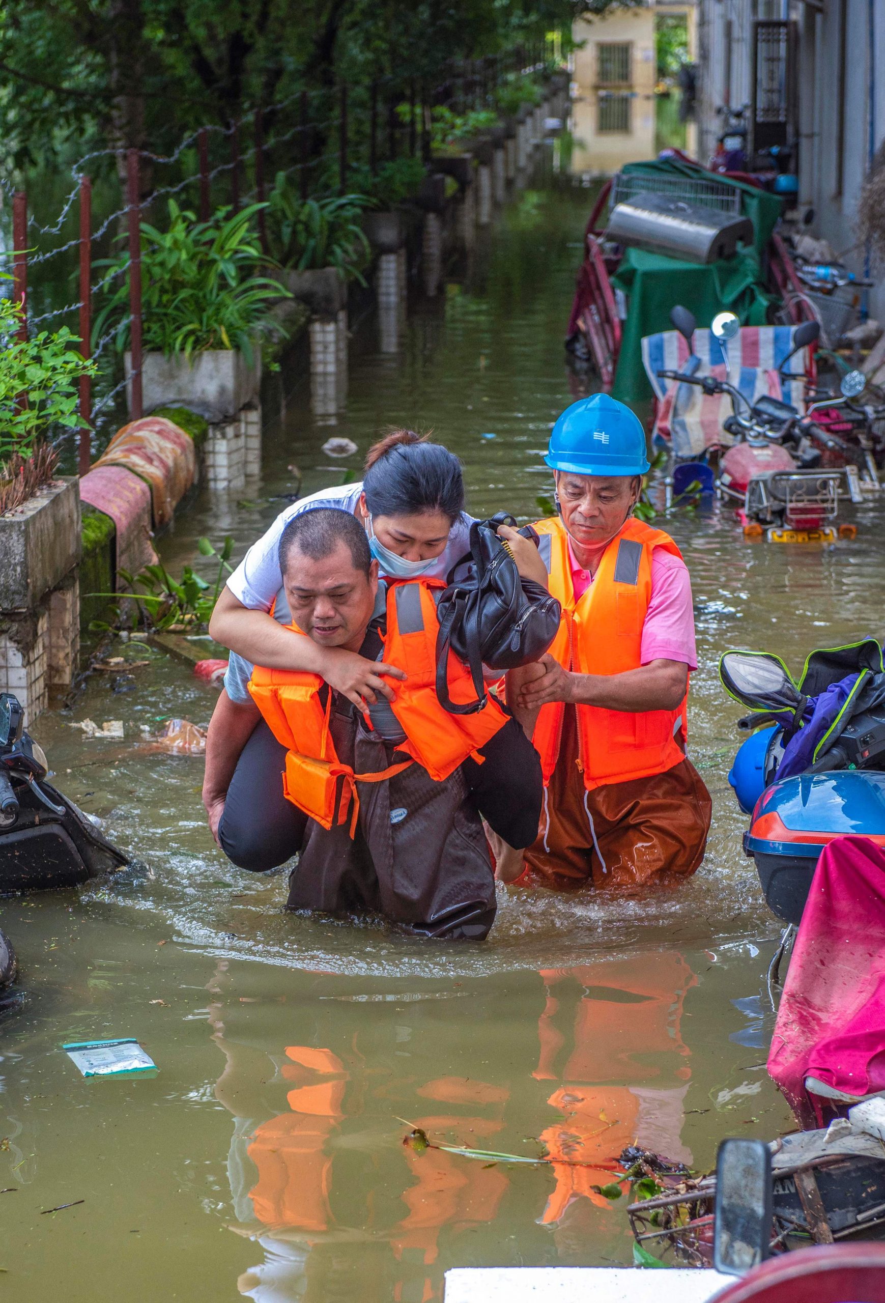 珠江暴涨 华南或遭百年洪灾 李克强:做好防汛救灾
