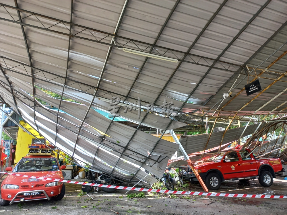 用此版本(大北马)大树倒下压毁垄尾义务消拯队会所停车遮棚