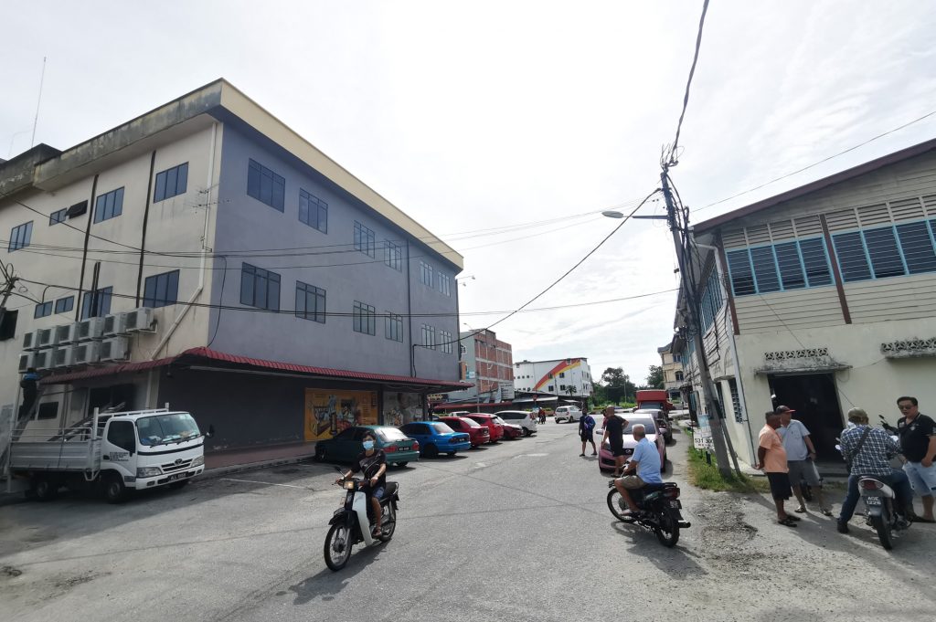 用车撞警车嫌犯和妻延扣7天 警用毒品法令及企图谋杀调查