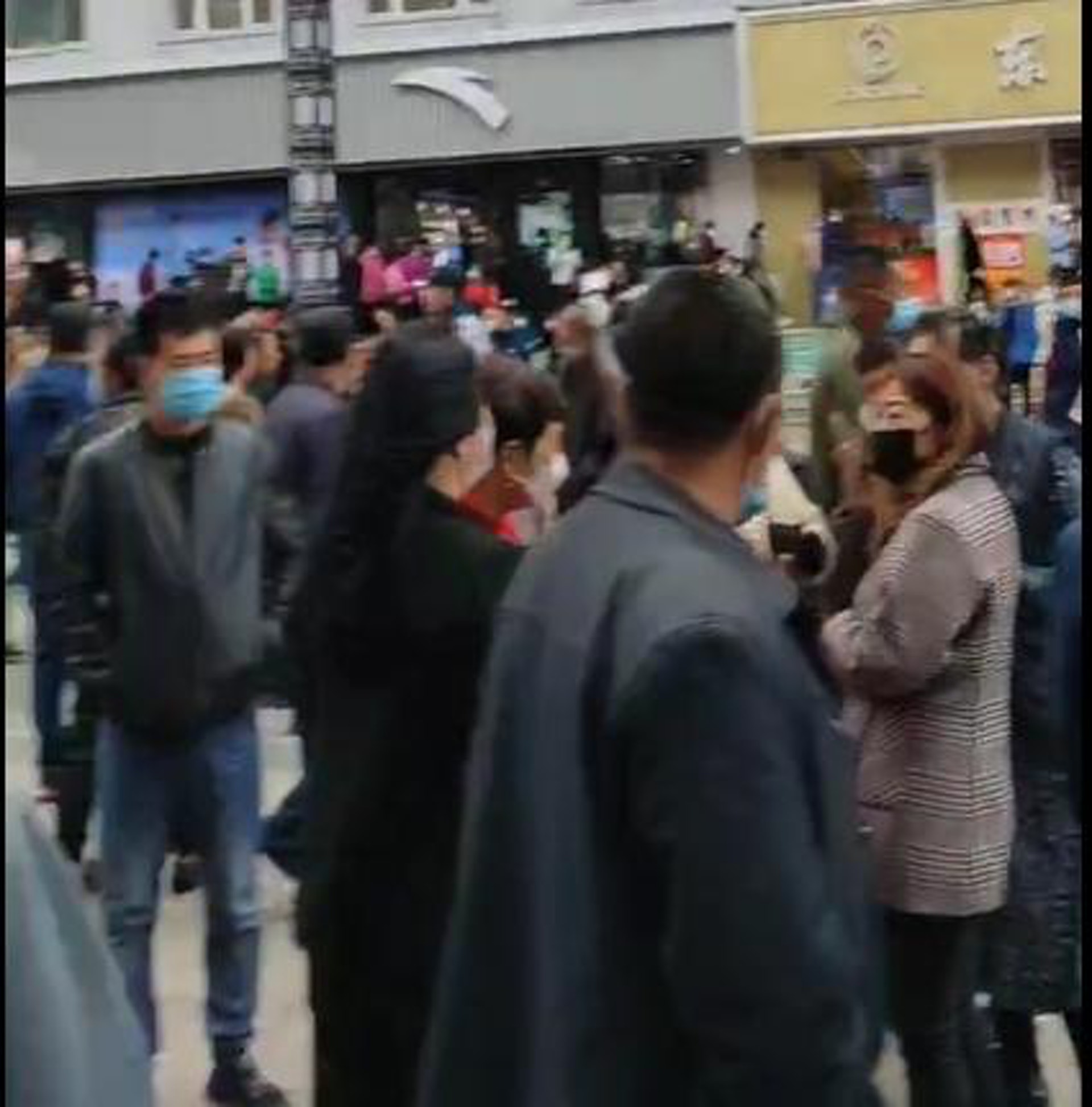 男子因感情纠纷当街斩人　3死包括儿童