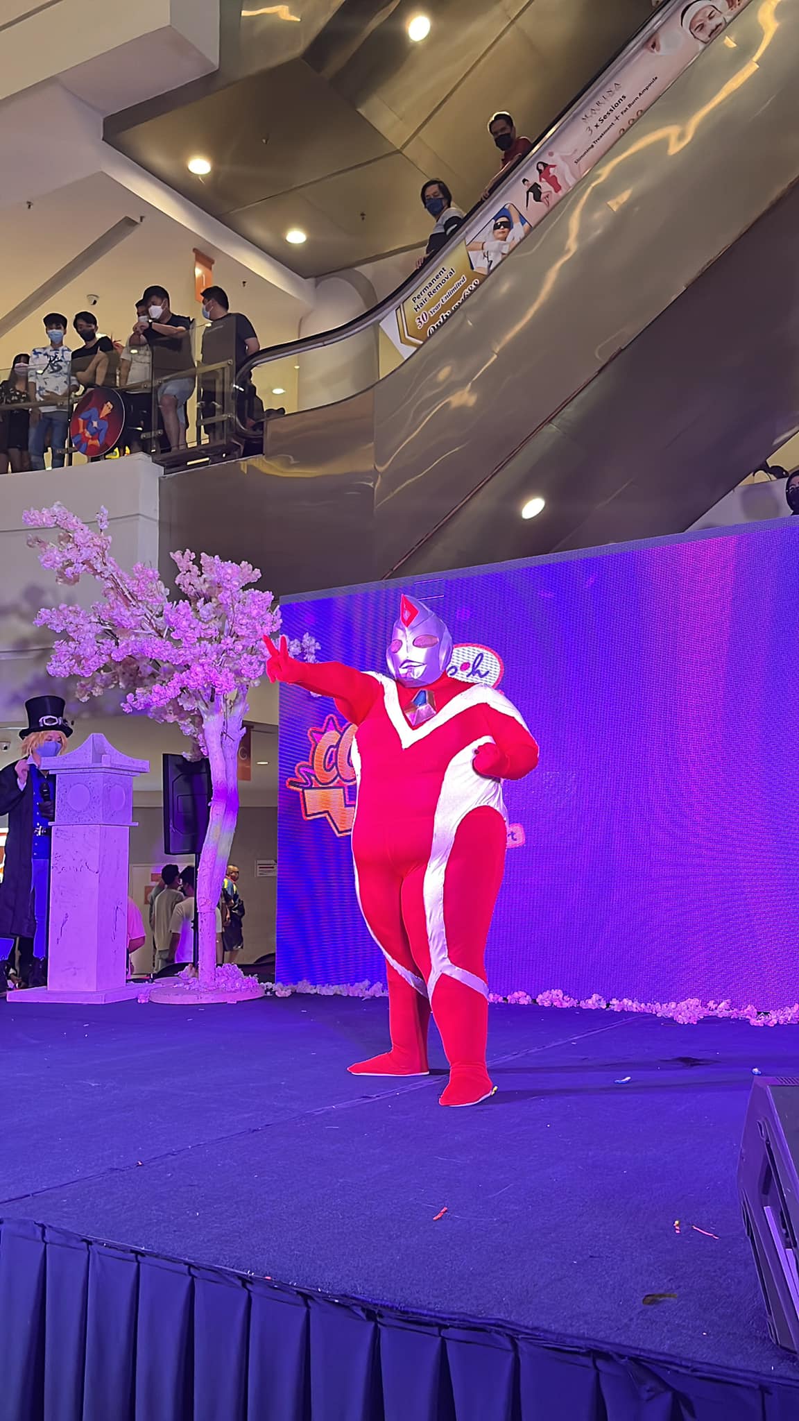 男子扮奥特曼爆红 网民赞有勇气 很可爱