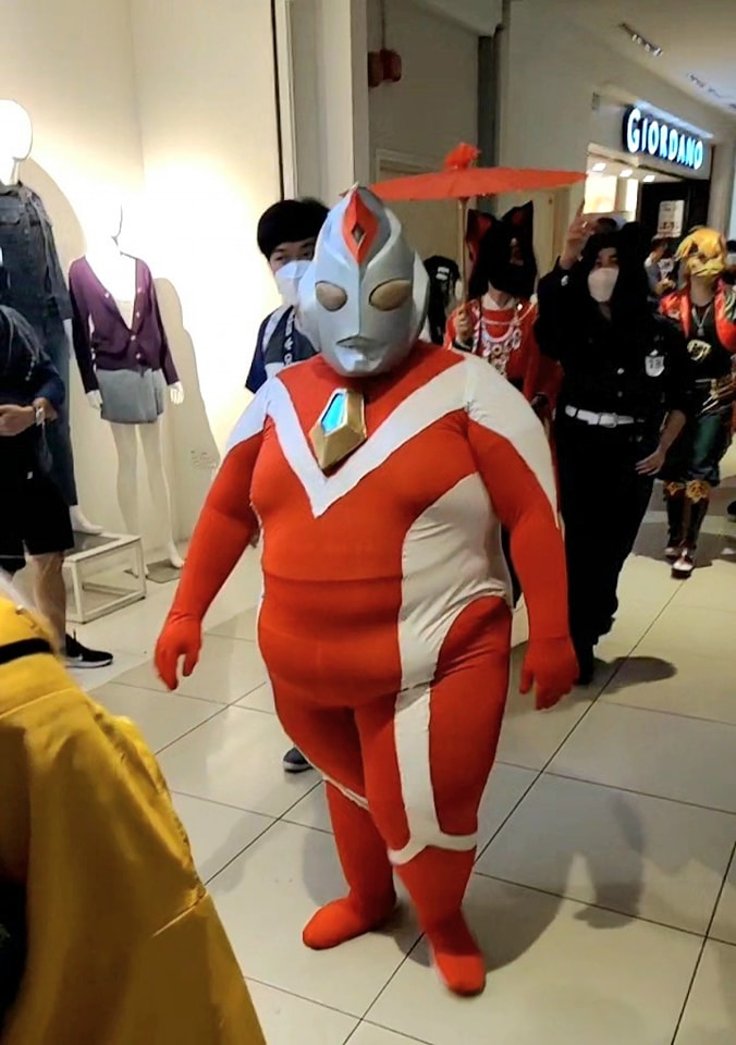 男子扮奥特曼爆红 网民赞有勇气 很可爱