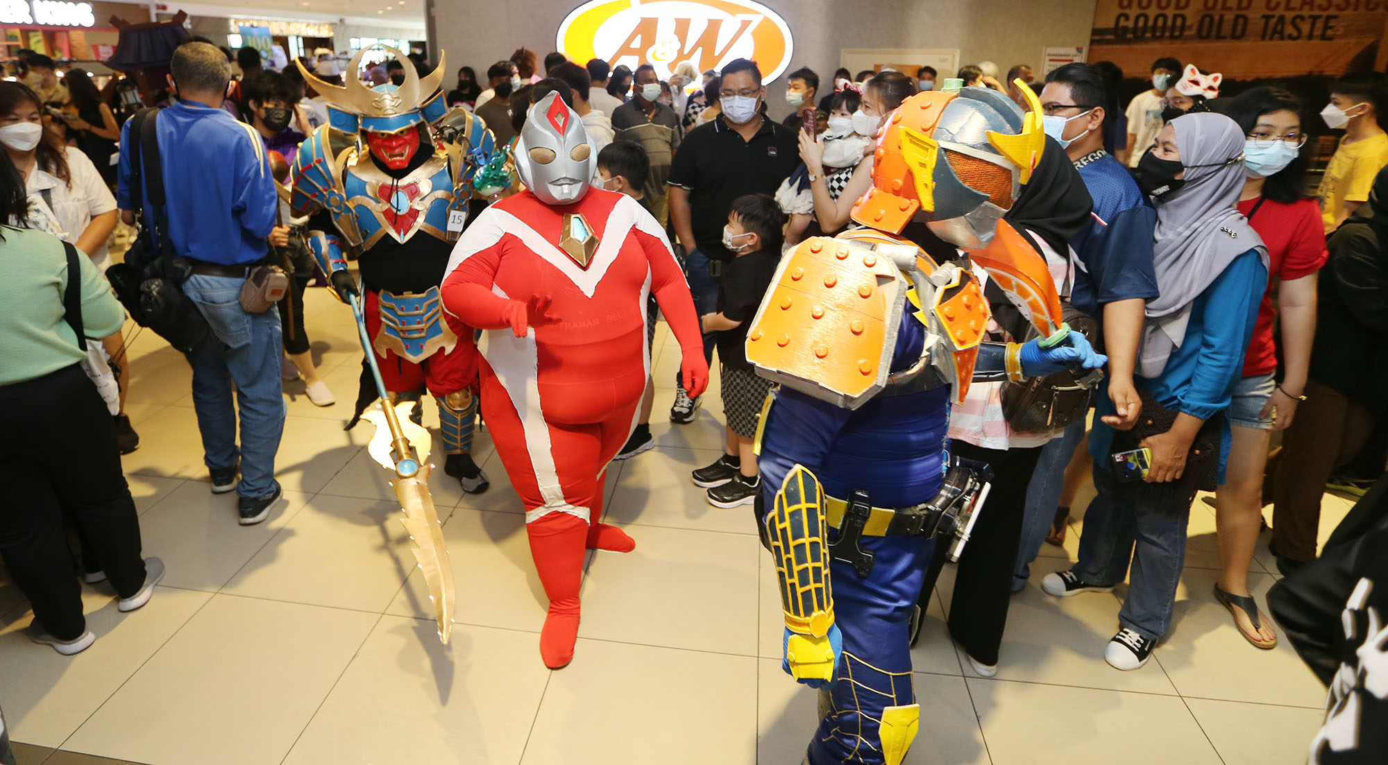 男子扮奥特曼爆红 网民赞有勇气 很可爱