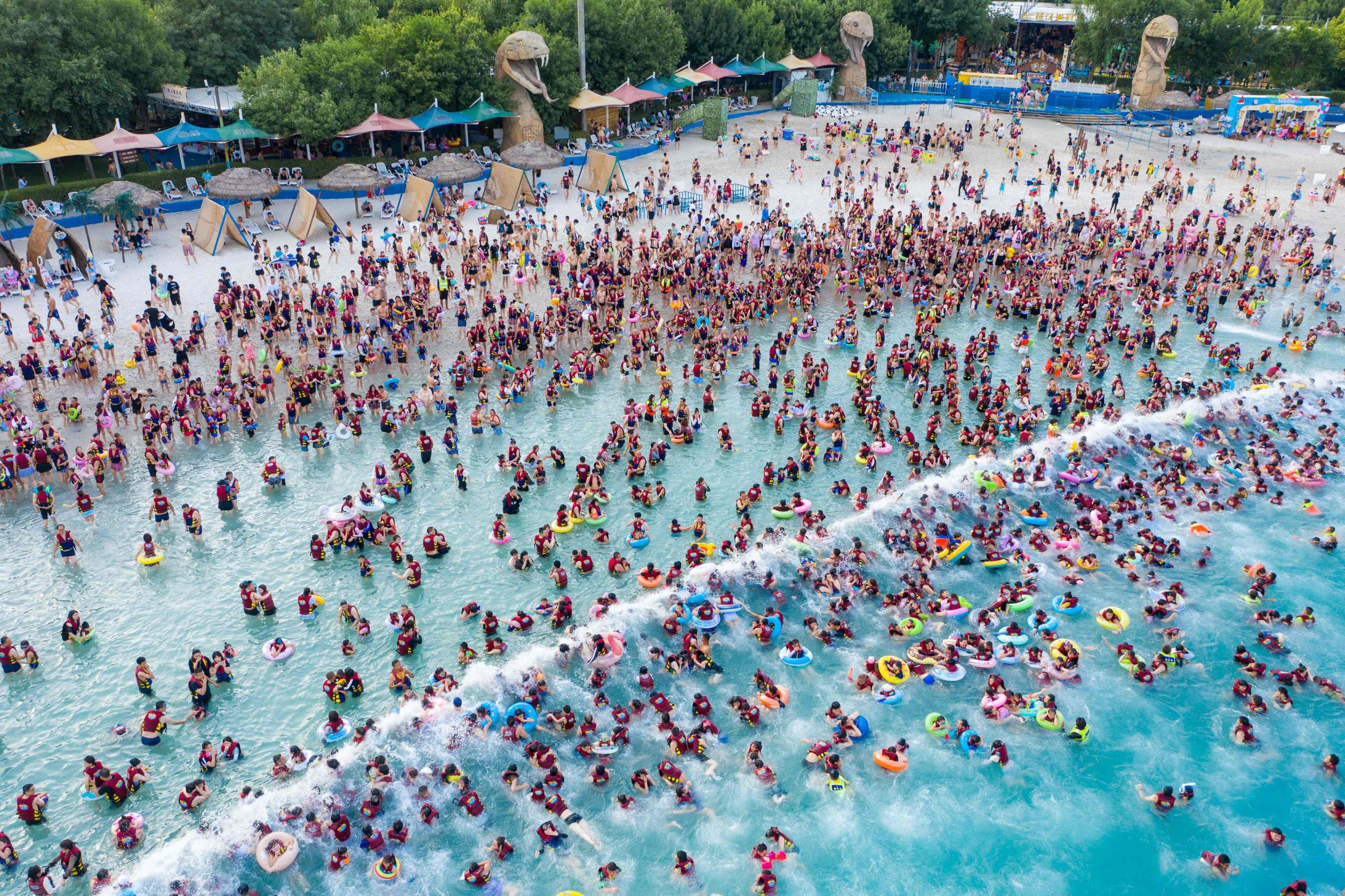 疫情趋缓 跨省游复苏 各地抢暑假客 酒店机票订单飚