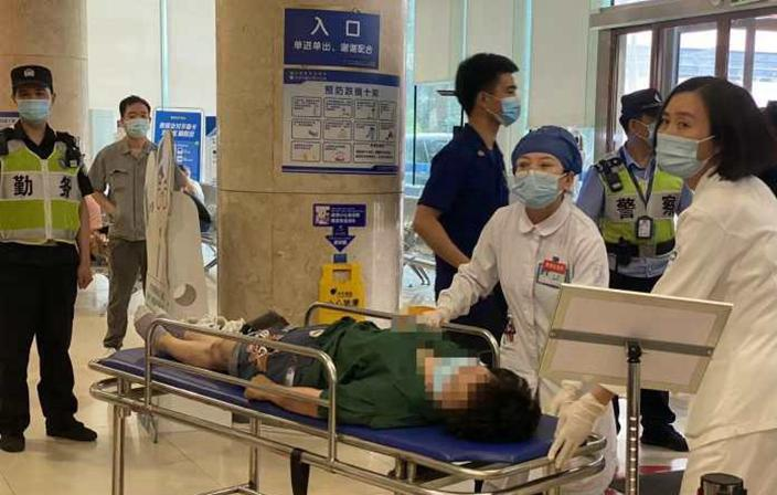 看世界两图)杭州临平冰雪大世界起火 已救出7人其中5人烧伤