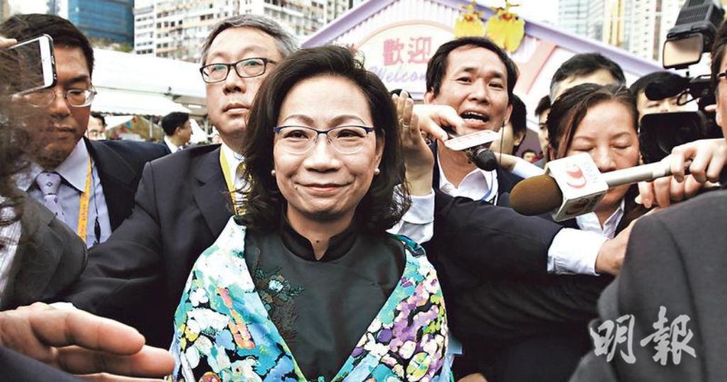 看世界)中政协副主席、港前特首梁振英妻子遭运通入禀追卡数