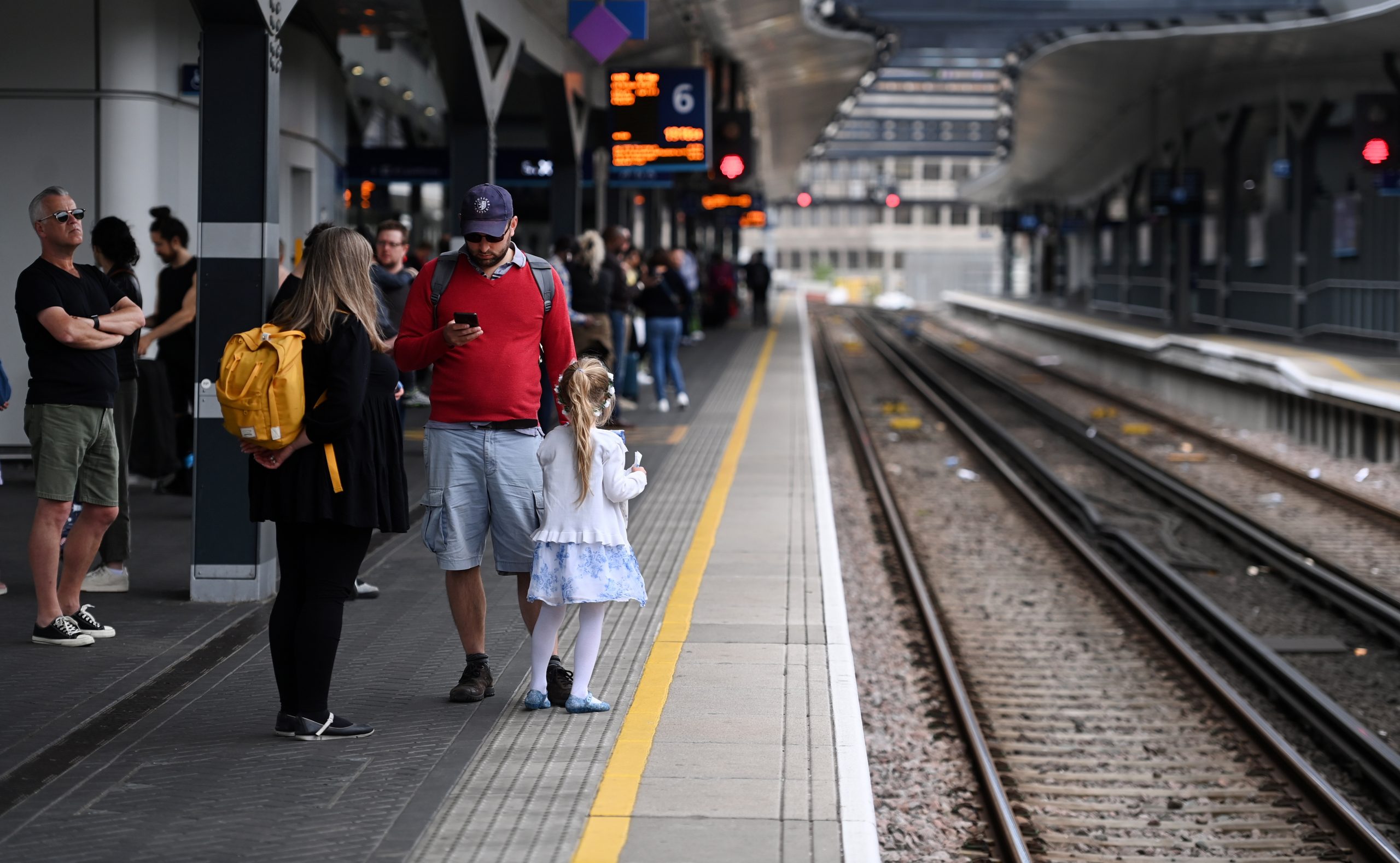 看世界/英铁路本周罢工 30年最大型