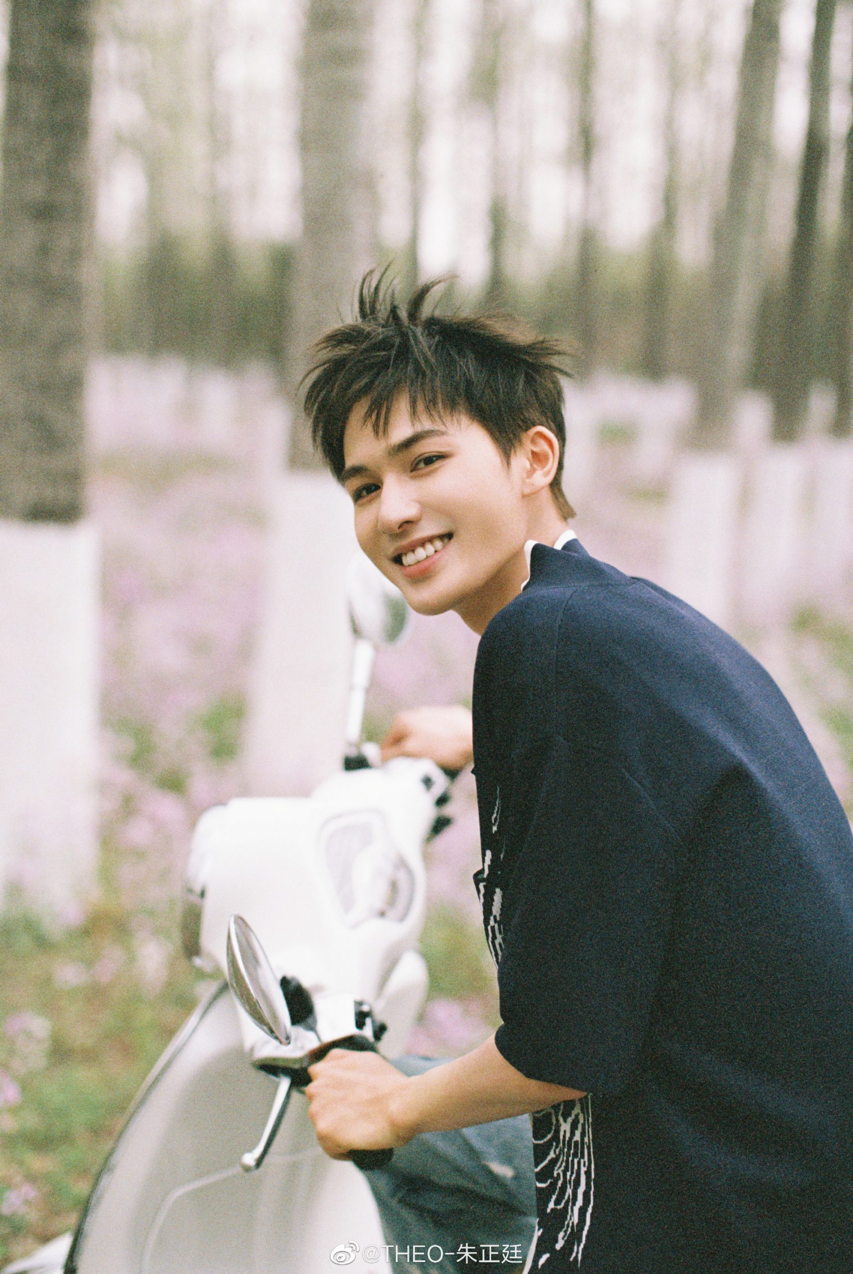 私生骚扰家人触底线 朱正廷警告“别让我抓到”