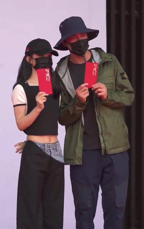 穿中空露马甲线现身 赵丽颖被爬树抢拍狗仔吓到