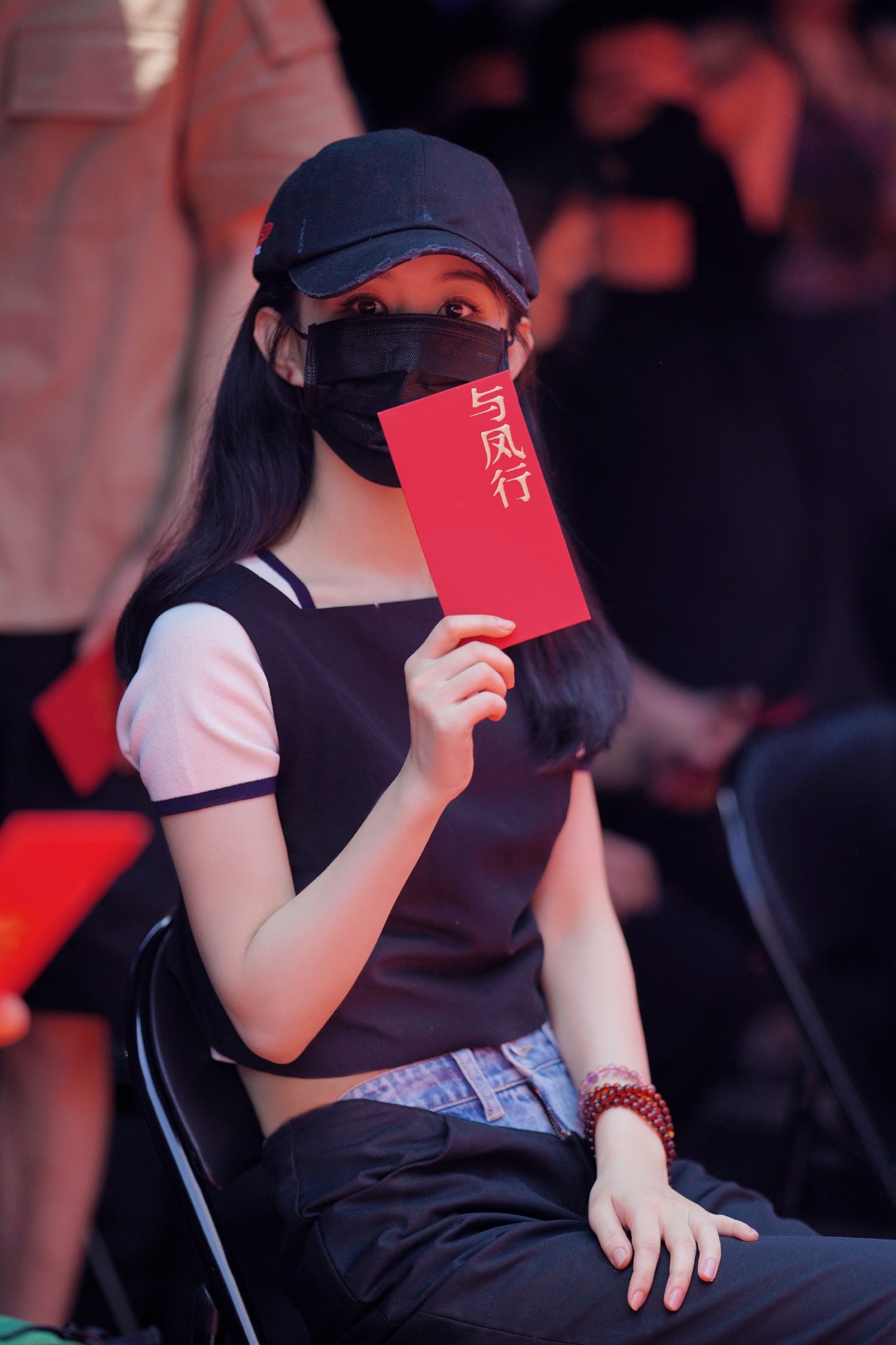 穿中空露马甲线现身 赵丽颖被爬树抢拍狗仔吓到