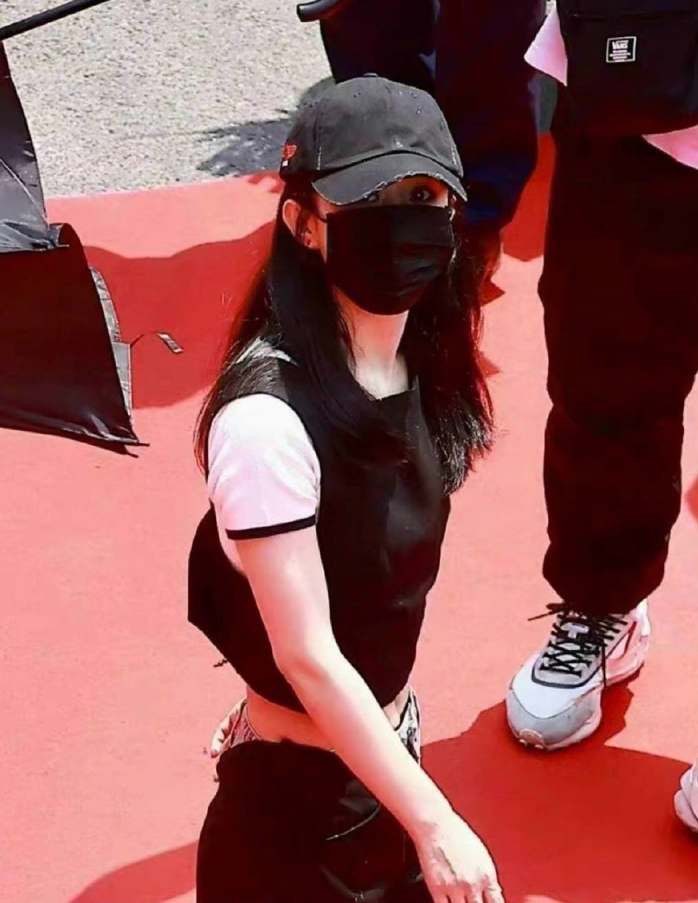 穿中空露马甲线现身 赵丽颖被爬树抢拍狗仔吓到