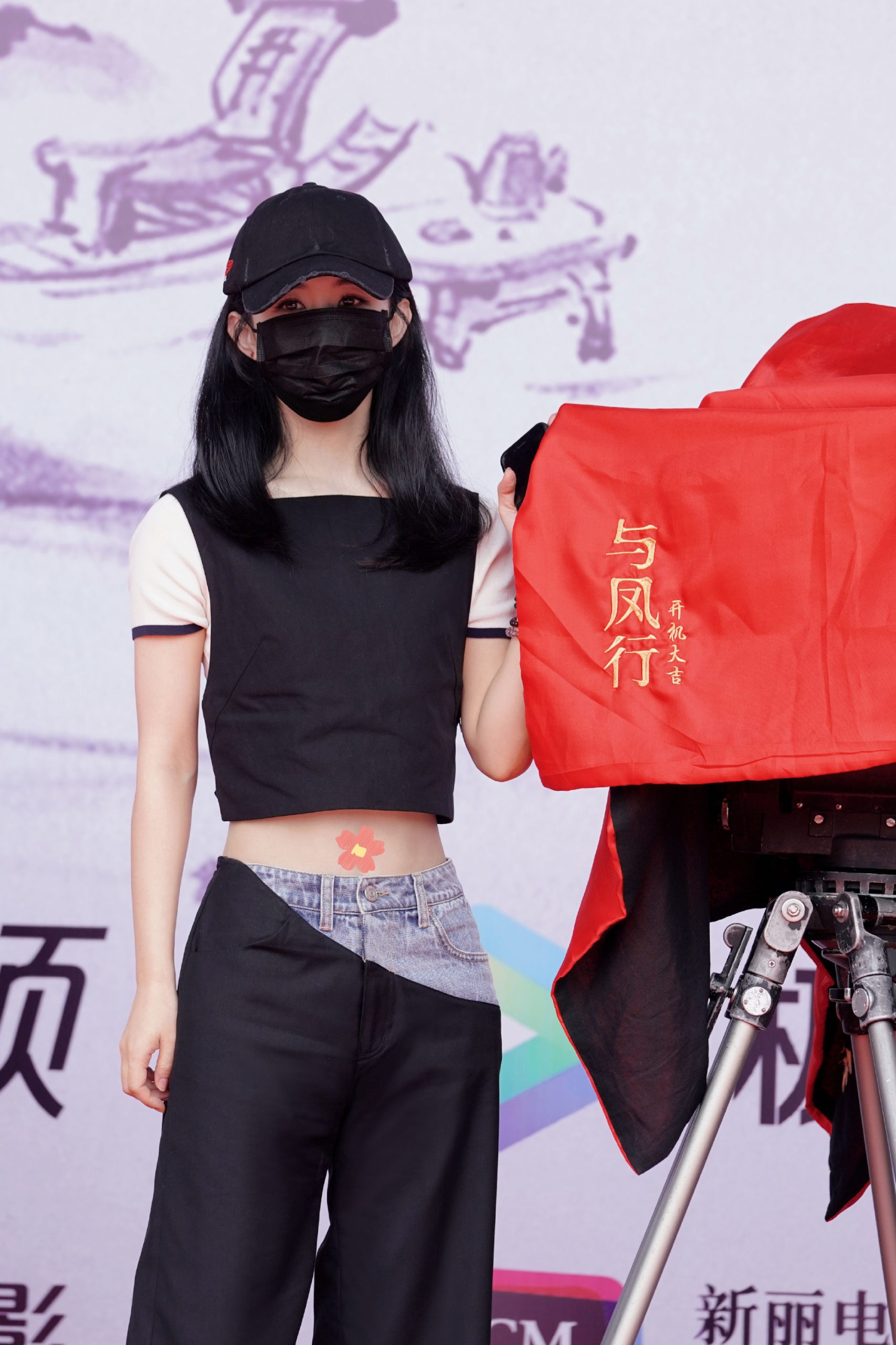 穿中空露马甲线现身 赵丽颖被爬树抢拍狗仔吓到