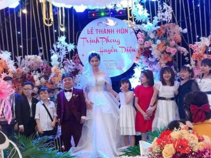 站栏杆拍照·爬梯切蛋糕 137公分男娶162公分女