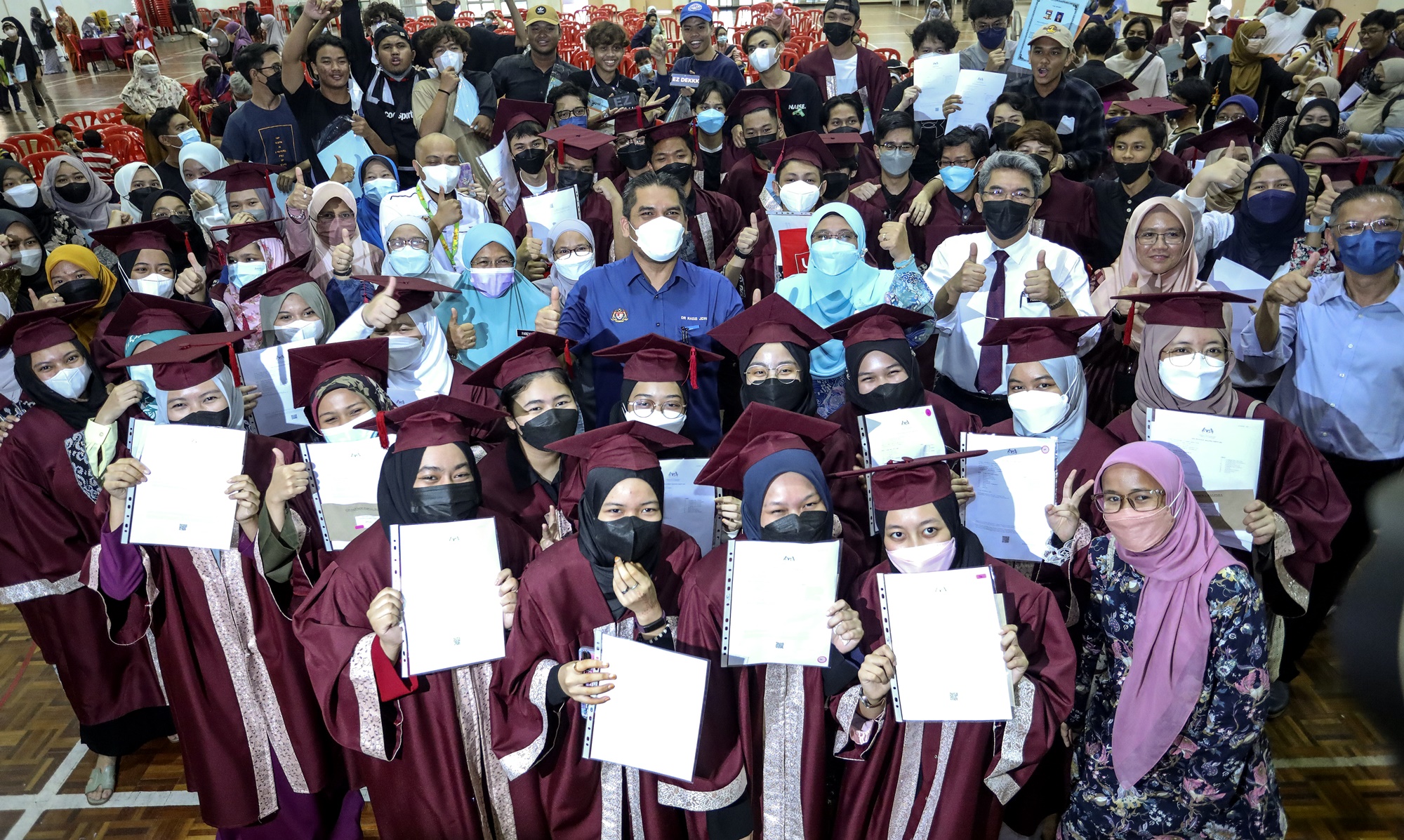 第一封面∕教育部长：有近2万5000名考生弃考