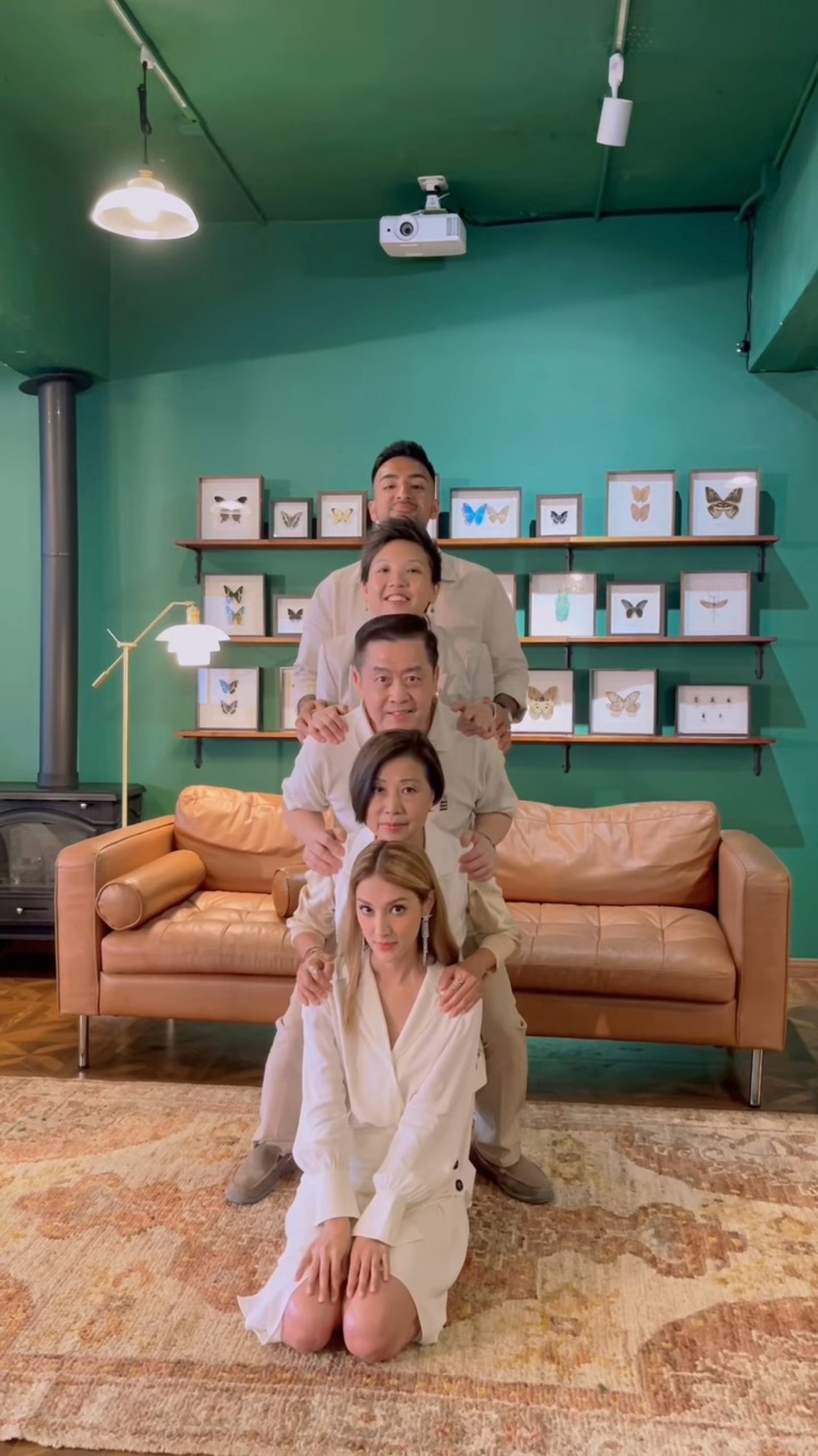 绝对充满爱的家庭” 陈凯琳晒全家福照证一条心