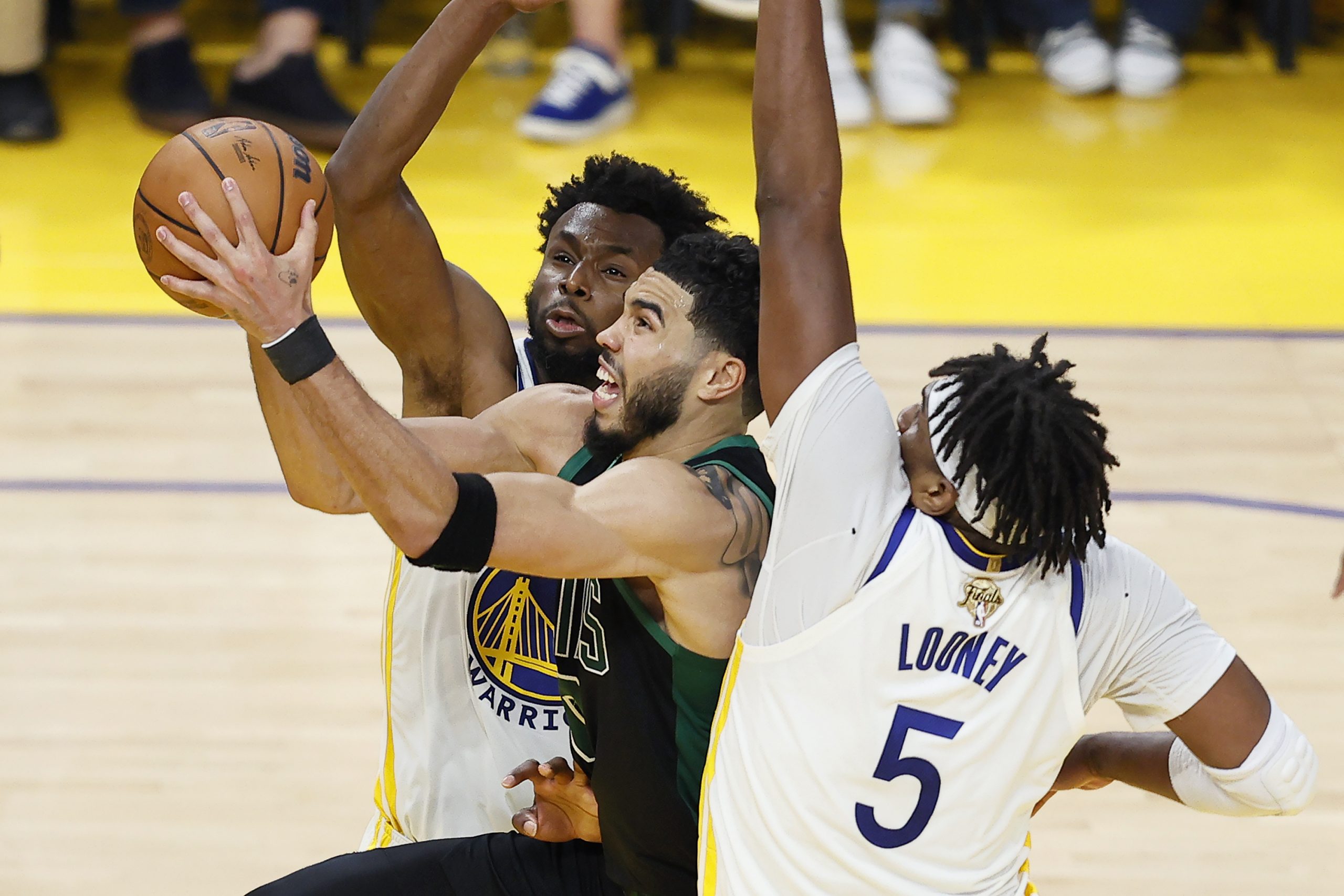 维金斯解锁“控分”成关键 勇士拿下天山王之战