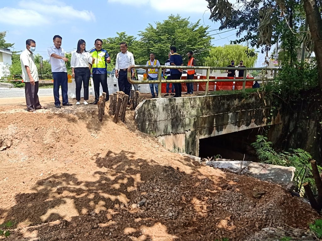 绿林庭出口前路段地陷 维修工程料715前完成