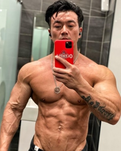 网提醒证件照勿露齿　 李沛旭呛“智障”惹争议