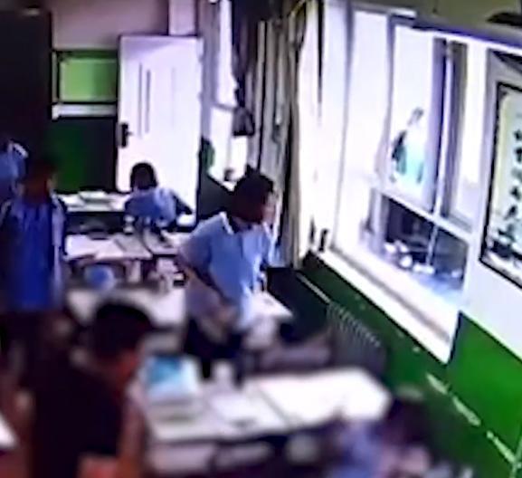 网爆陕西高二男生教室暴打女同学，学校：女生身体无大碍