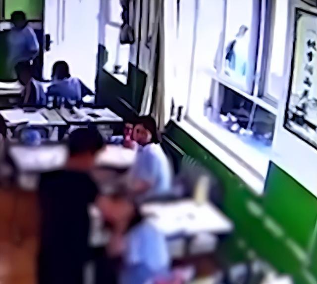 网爆陕西高二男生教室暴打女同学，学校：女生身体无大碍