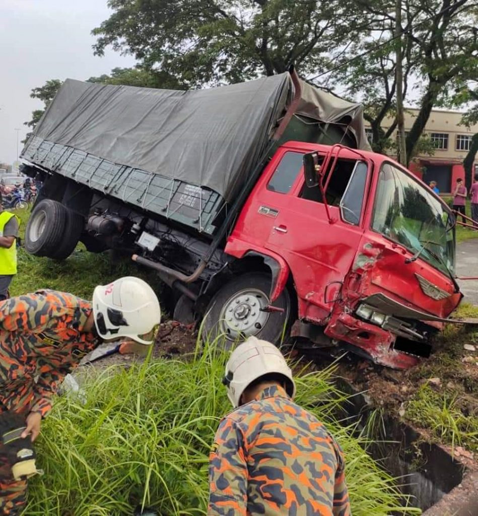 罗里爆胎制动器失灵 连撞6车1摩托车