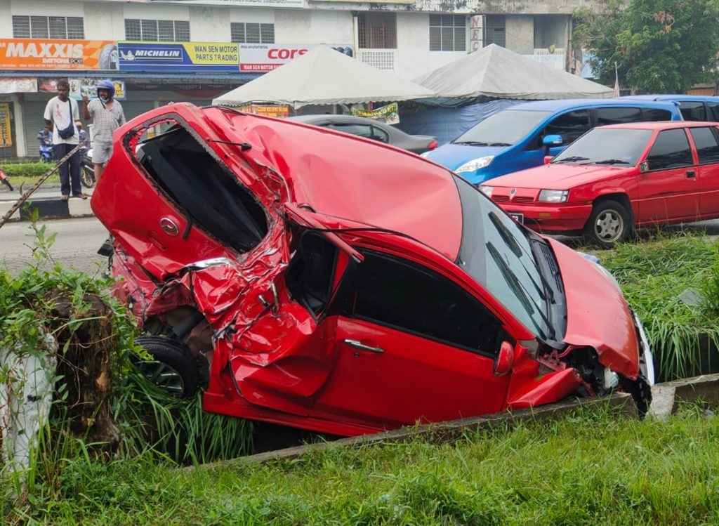 罗里爆胎制动器失灵 连撞6车1摩托车