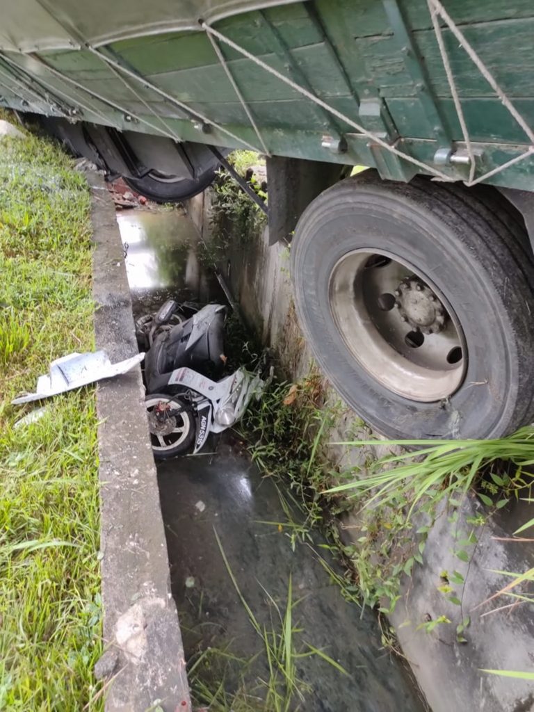 罗里爆胎制动器失灵 连撞6车1摩托车