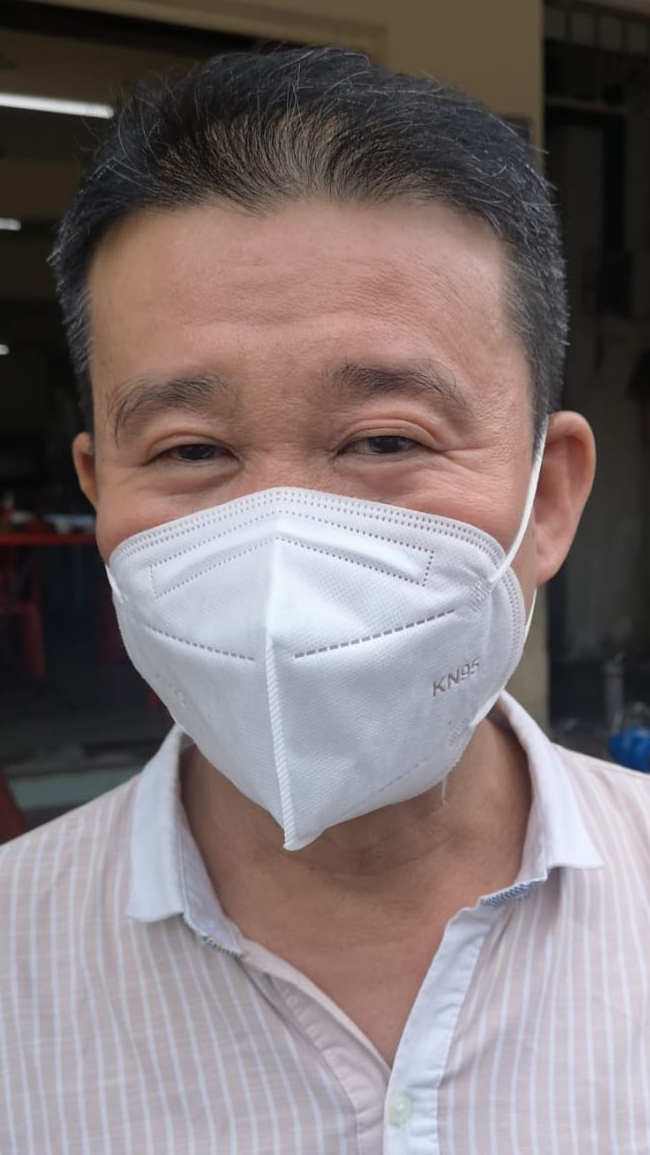 群鸦筑巢 垃圾遍地  商家：谁来管管？