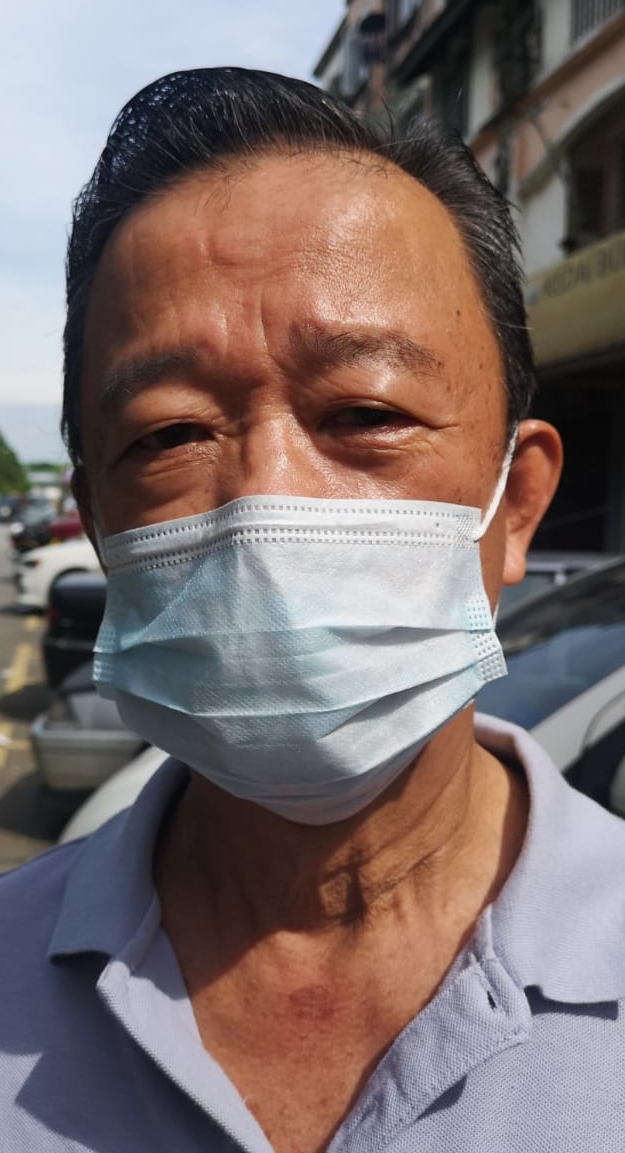 群鸦筑巢 垃圾遍地  商家：谁来管管？