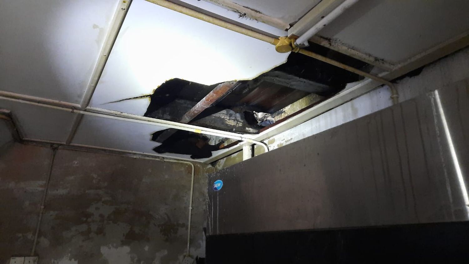 老屋隔壁仓库失火 议员借灭火器扑灭