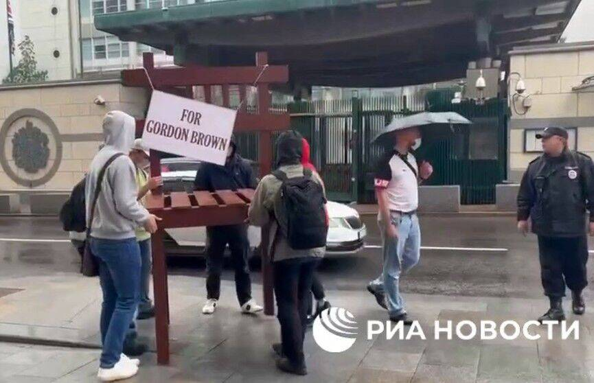 英前首相吐槽见普汀被安排坐得低 俄罗斯人送上2.5公尺高椅子回击