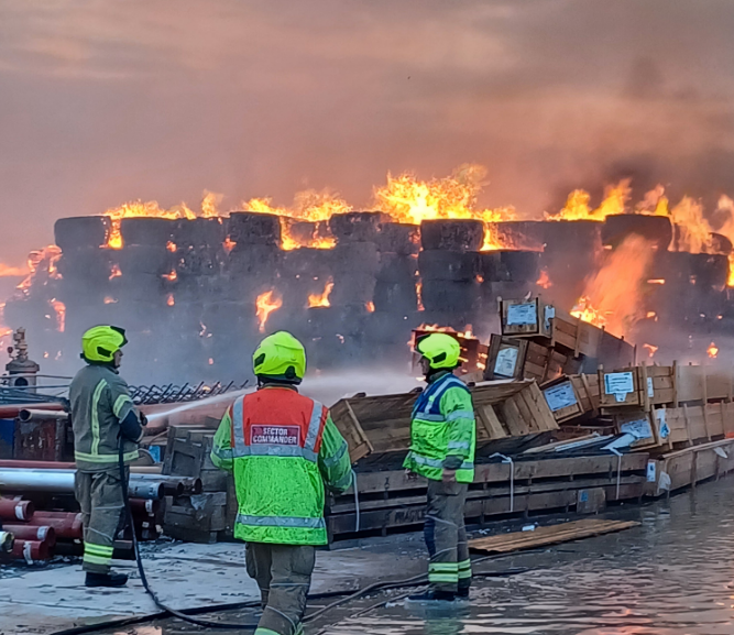 英国瓦楞纸包装厂大火 现场犹如炼狱