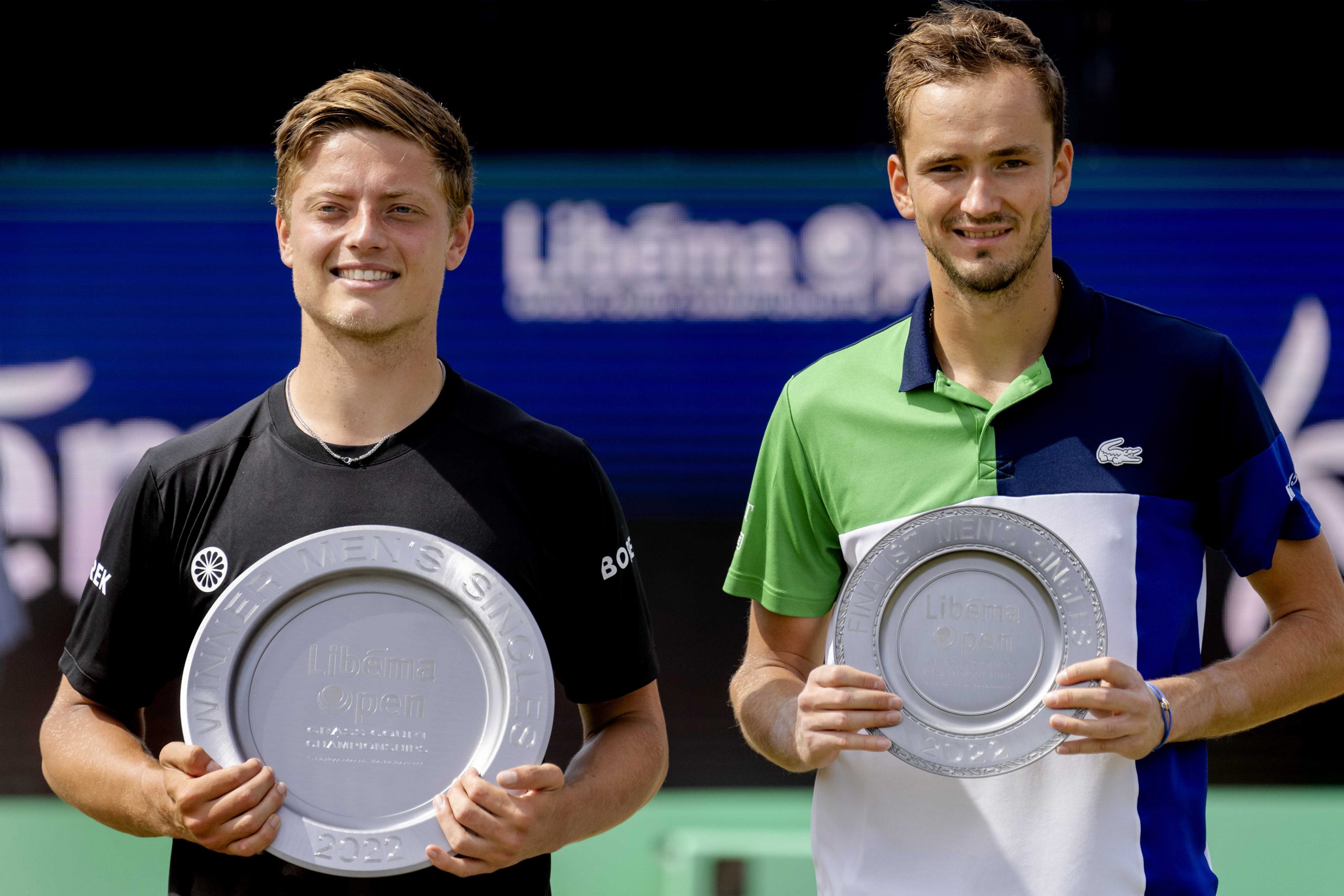 荷兰网球赛|生涯仅第2次征巡回赛 范爱多芬爆冷挫梅德夺冠