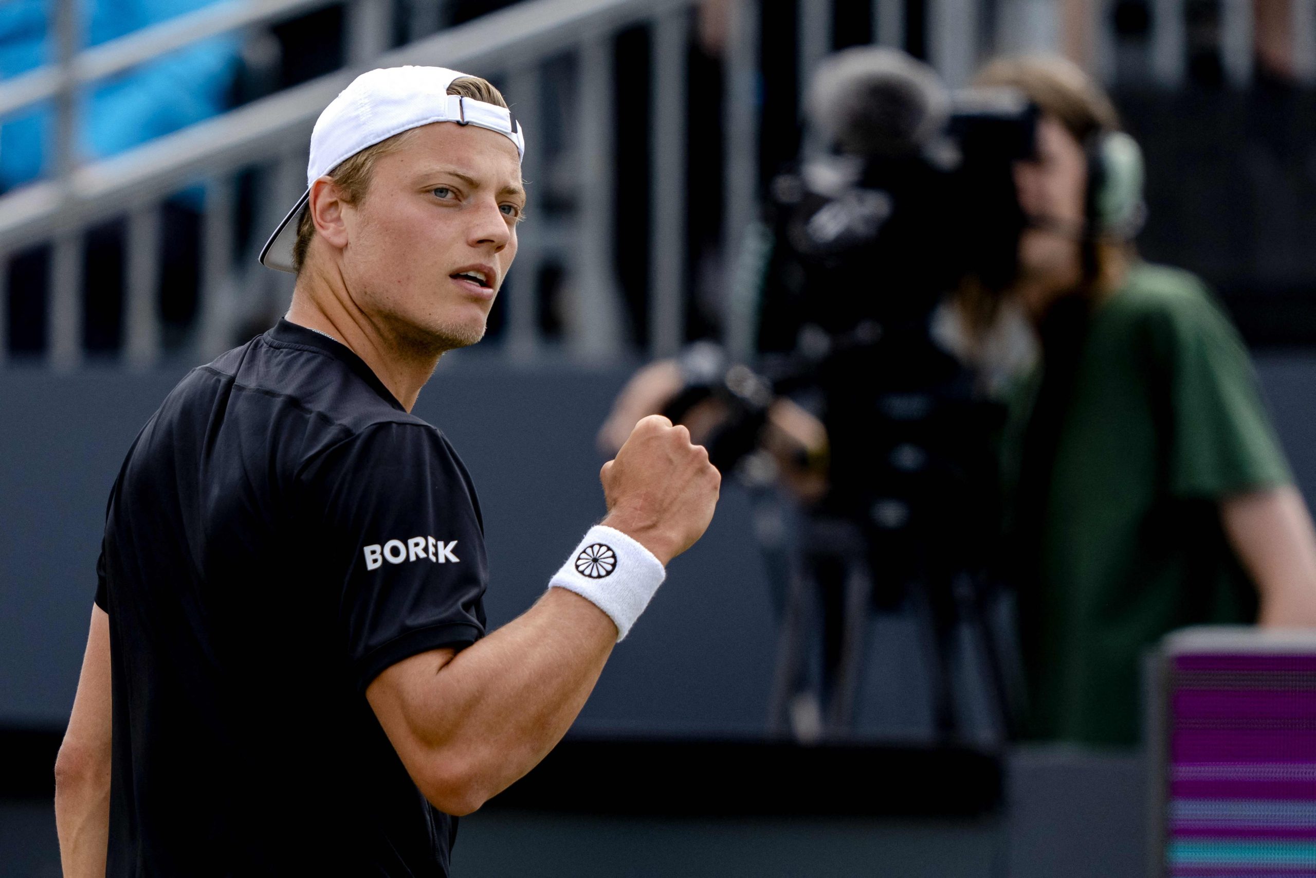 荷兰网球赛|生涯仅第2次征巡回赛 范爱多芬爆冷挫梅德夺冠