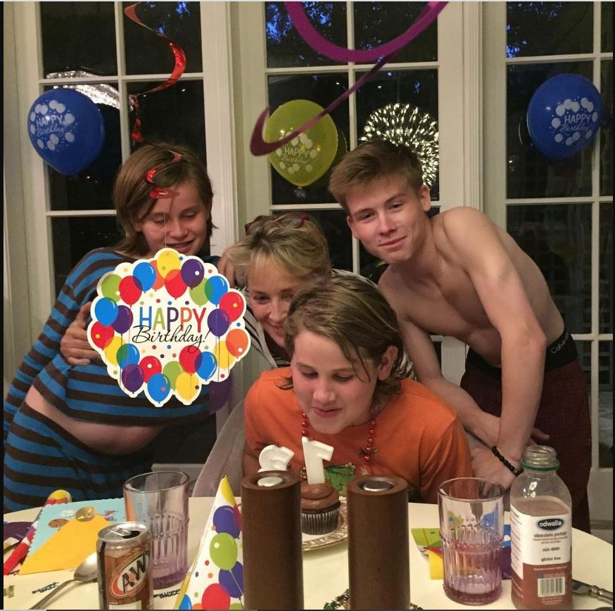 莎朗史东惊曝9次流产 怀孕5个半月胎死腹中