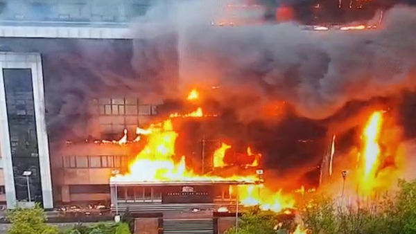 莫斯科商业大楼失火！整栋陷入火海　传15人受困7楼