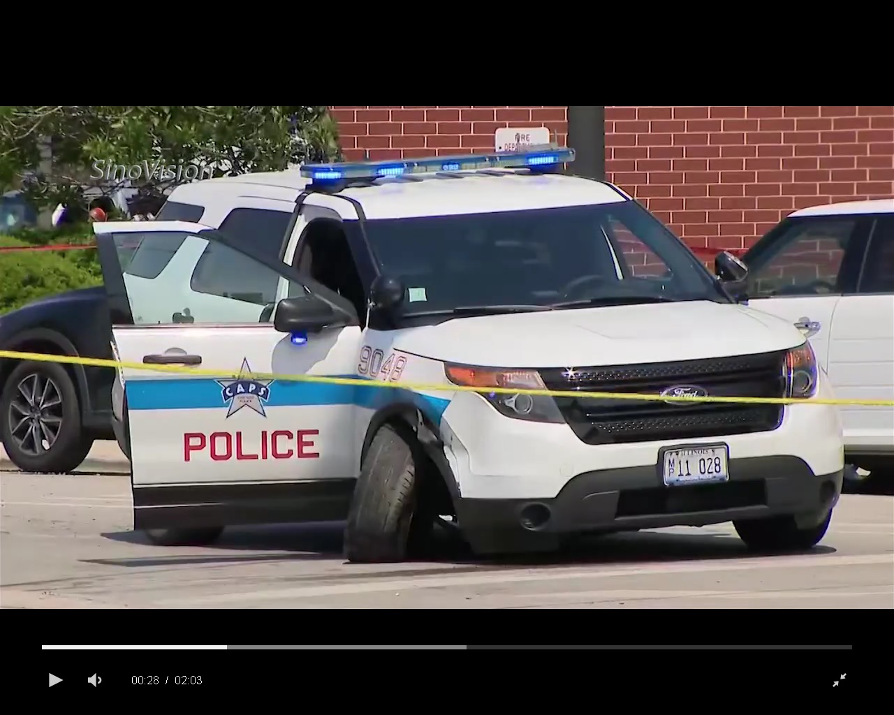 裸女躺马路叫嚣打人 突抢警车撞警察逃跑