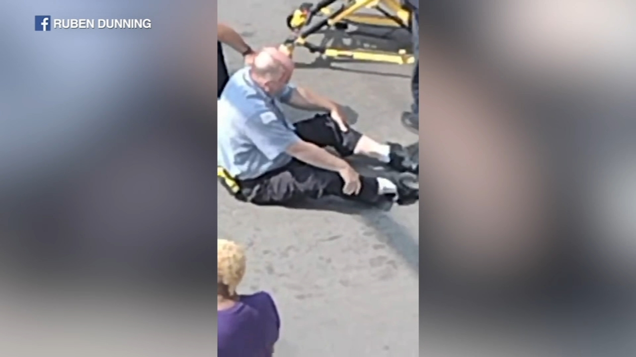 裸女躺马路叫嚣打人 突抢警车撞警察逃跑