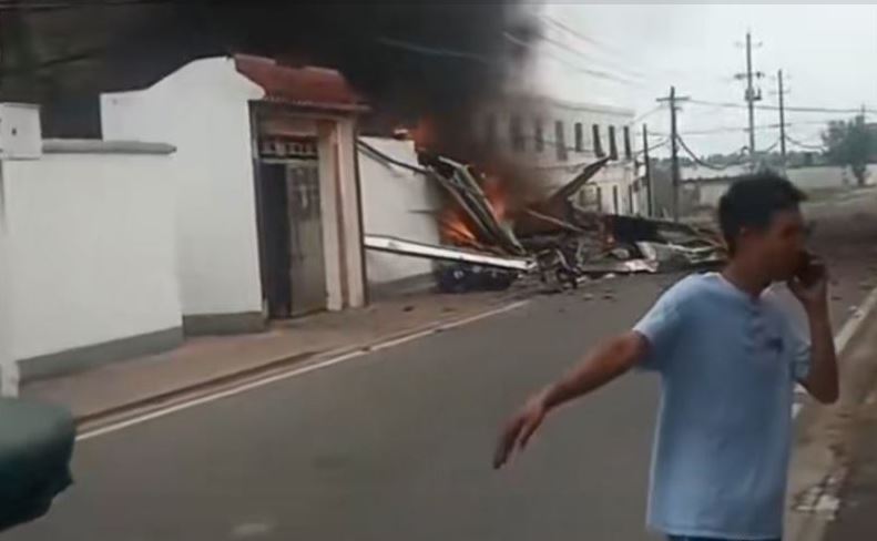 襄阳一架飞机掉入民宅 飞行员跳伞