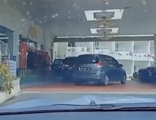 视频 | 被未婚妻和好友戴绿帽!追到酒店外泪崩:婚礼怎么办?